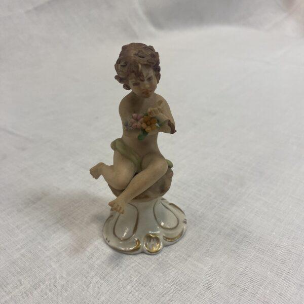 Statuetta bambino con fiori in ceramica di Capodimonte