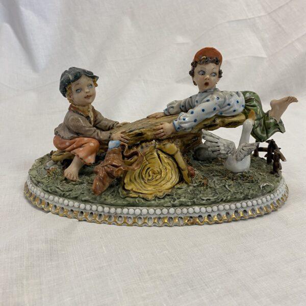 Statua bambini che giocano in porcellana Capodimonte