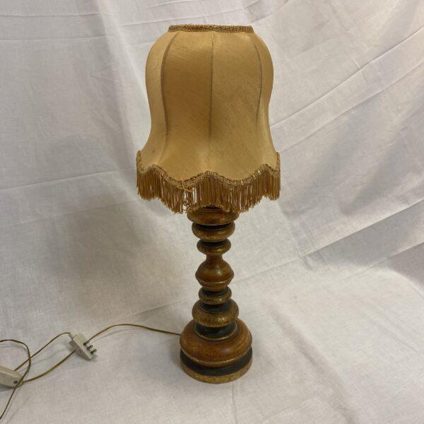 Lampada con basamento tornito in legno e paralume di stoffa