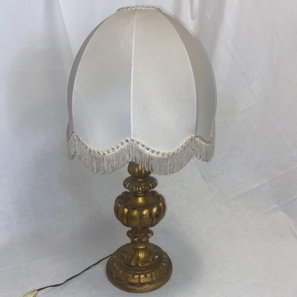 Lampada con basamento in legno dorato e paralume bianco