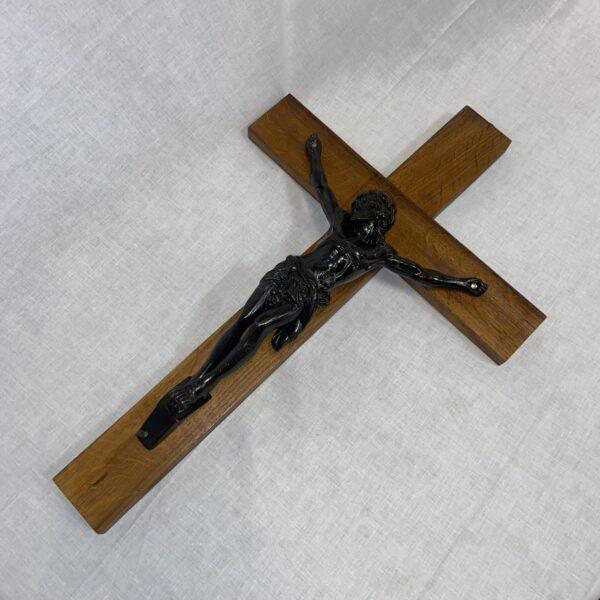 Cristo crocifisso dipinto di nero con croce di legno