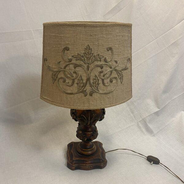 Lampada con basamento in legno lavorato