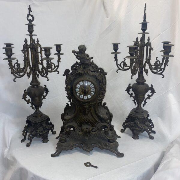 Orologio in stile con coppia di candelabri inizio 900