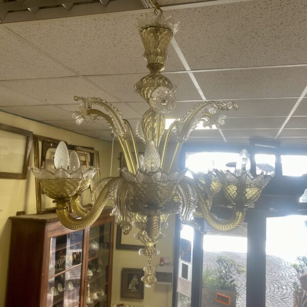 Lampadario sei braccia in vetro di Murano giallo spento