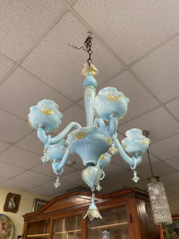 Lampadario in vetro di Murano azzurro anni ‘20 con coppia di appliques