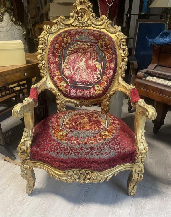 Poltrona/trono in stile barocco rossa e oro con raffigurate due dame