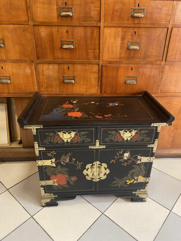 Mobiletto Orientale Laccato Nero con Decori Floreali e Ferramenta in Ottone